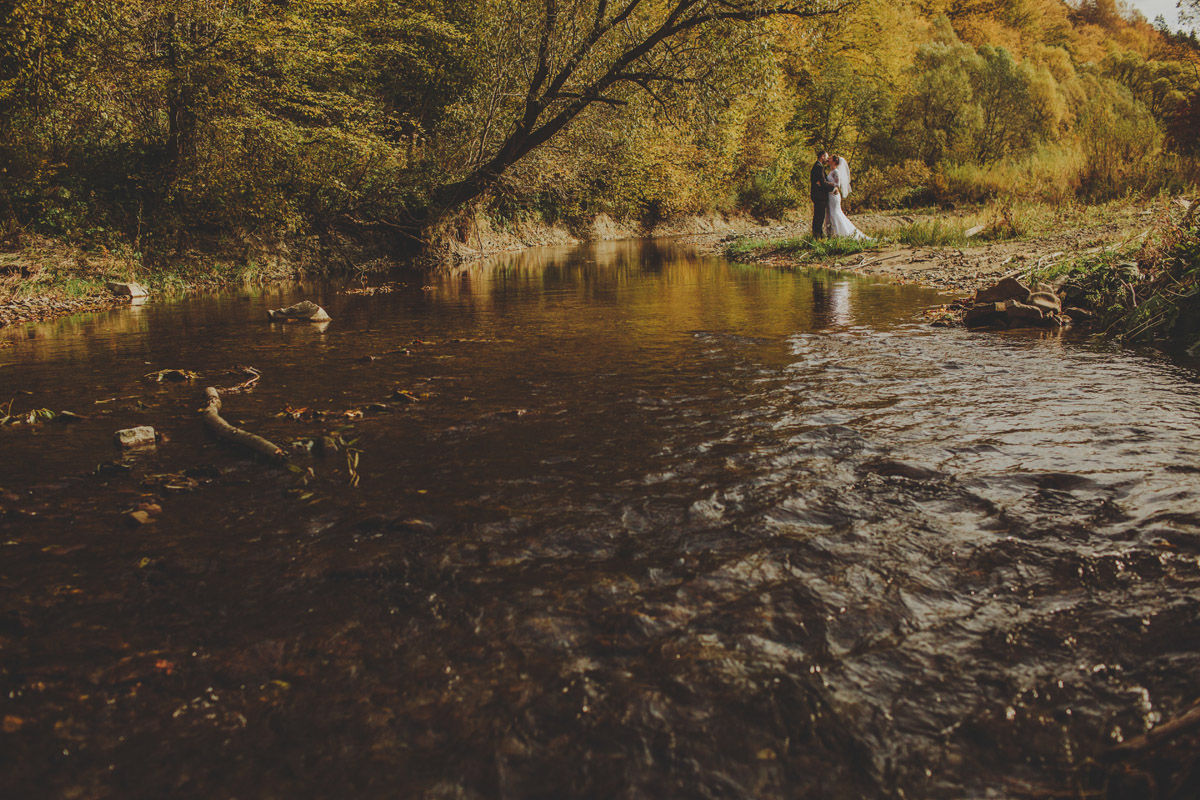 Jesień w Beskidzie Niskim - fotograficzna sesja nowożeńców nad rzeką