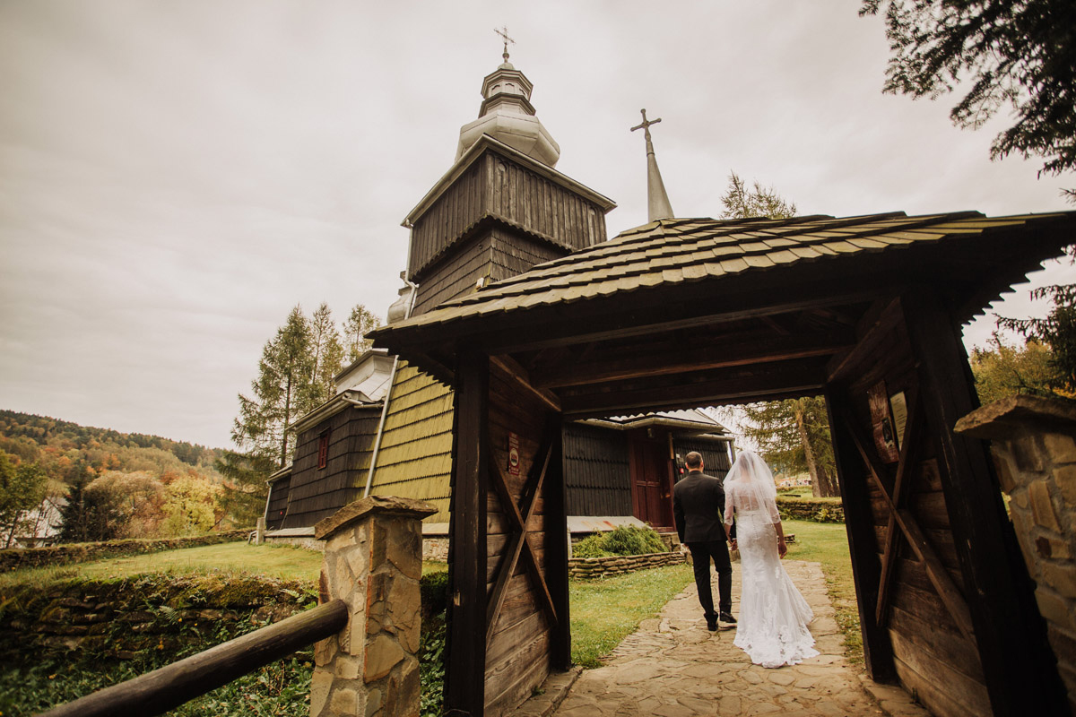 Jesień w Beskidzie Niskim - fotograficzna sesja nowożeńców - cerkiew